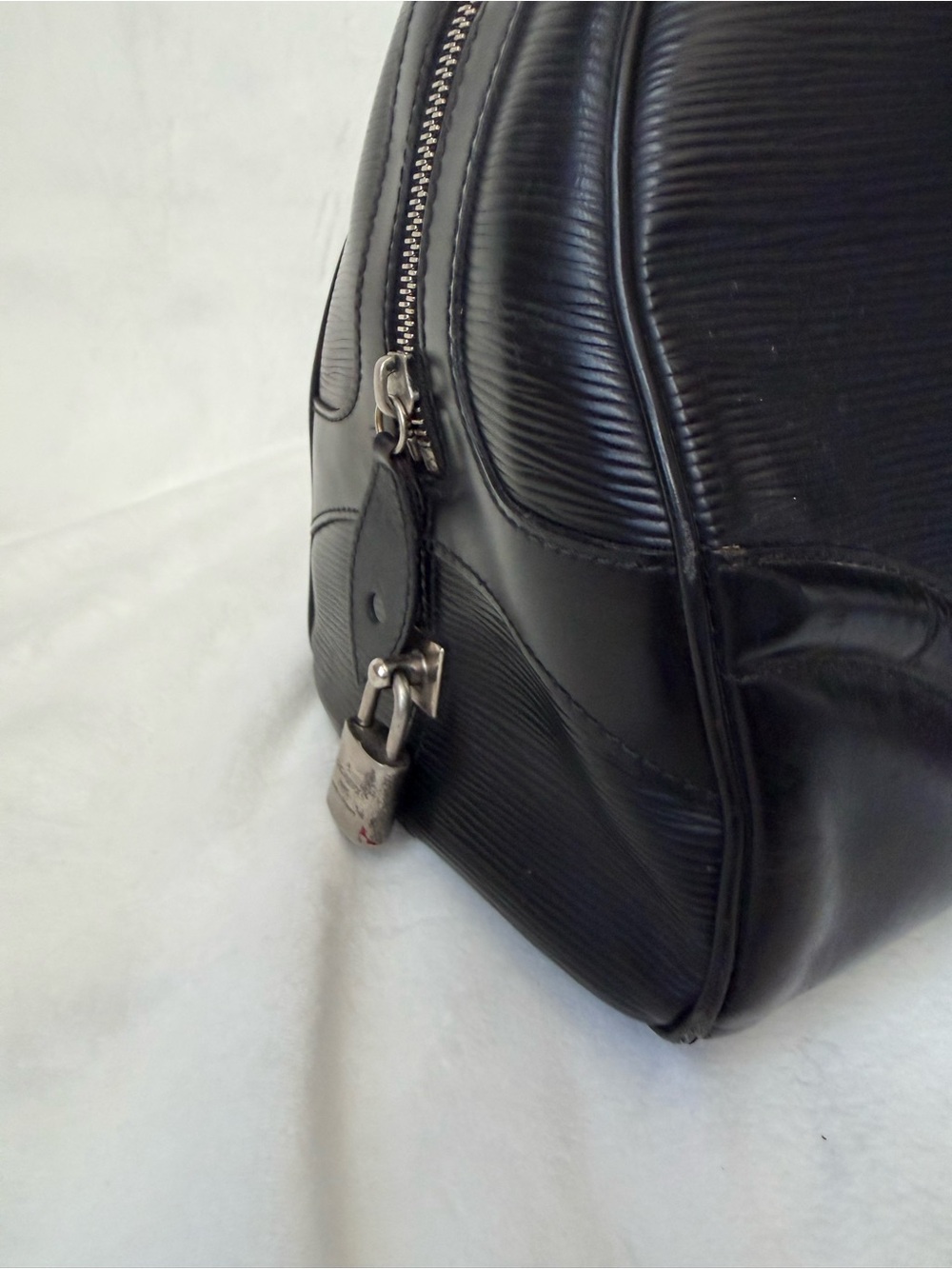 Louis Vuitton Montaigne GM Vintage Bag in Epi Leather - Picture 14 of 16